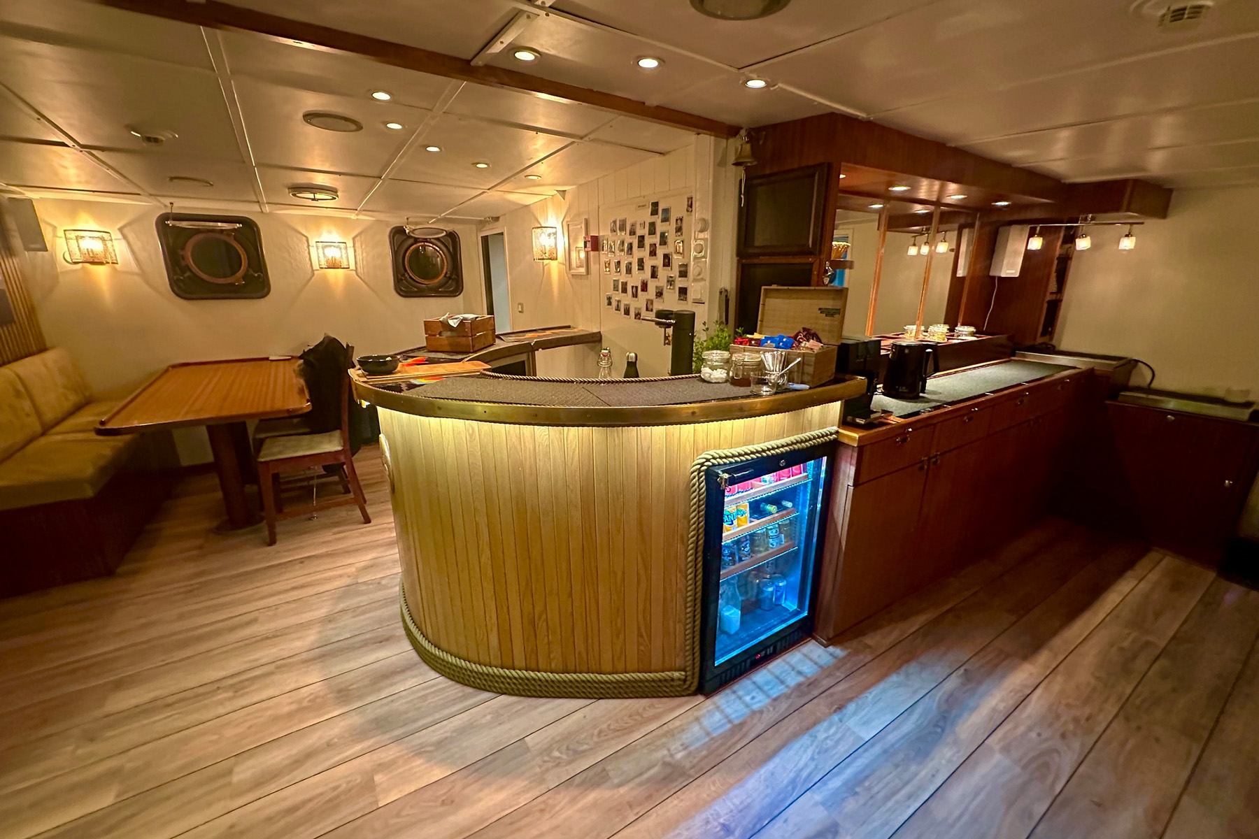 Ship lounge expedition vessel RV Kinfish Svalbard